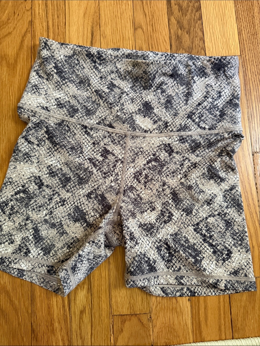 Gap High-Waist Snake Print Women’s Bike Shorts - black tan